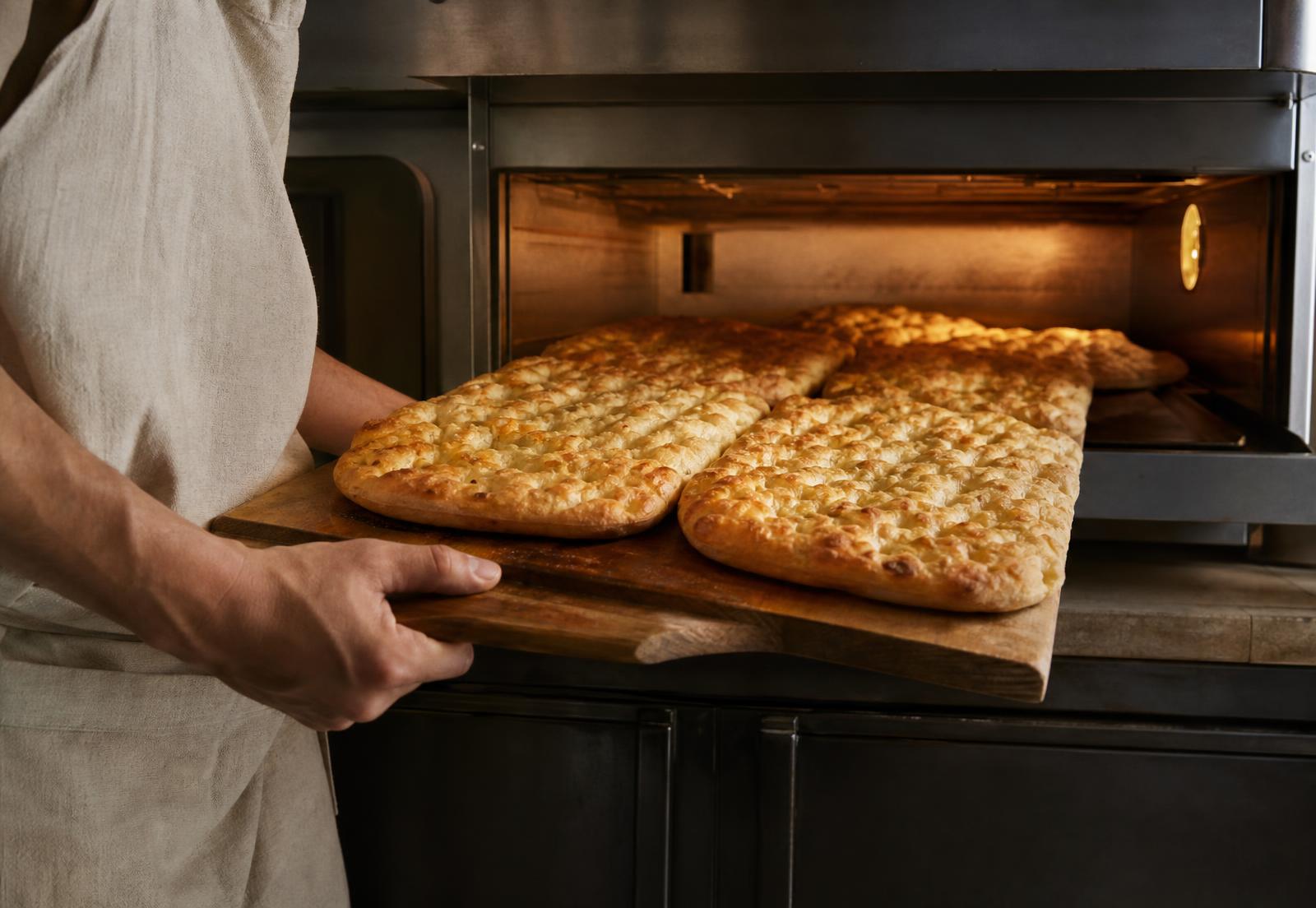 Schiacciatas toscanas recién salidas del horno de SACRA